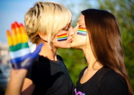 lesbianskissing.jpg